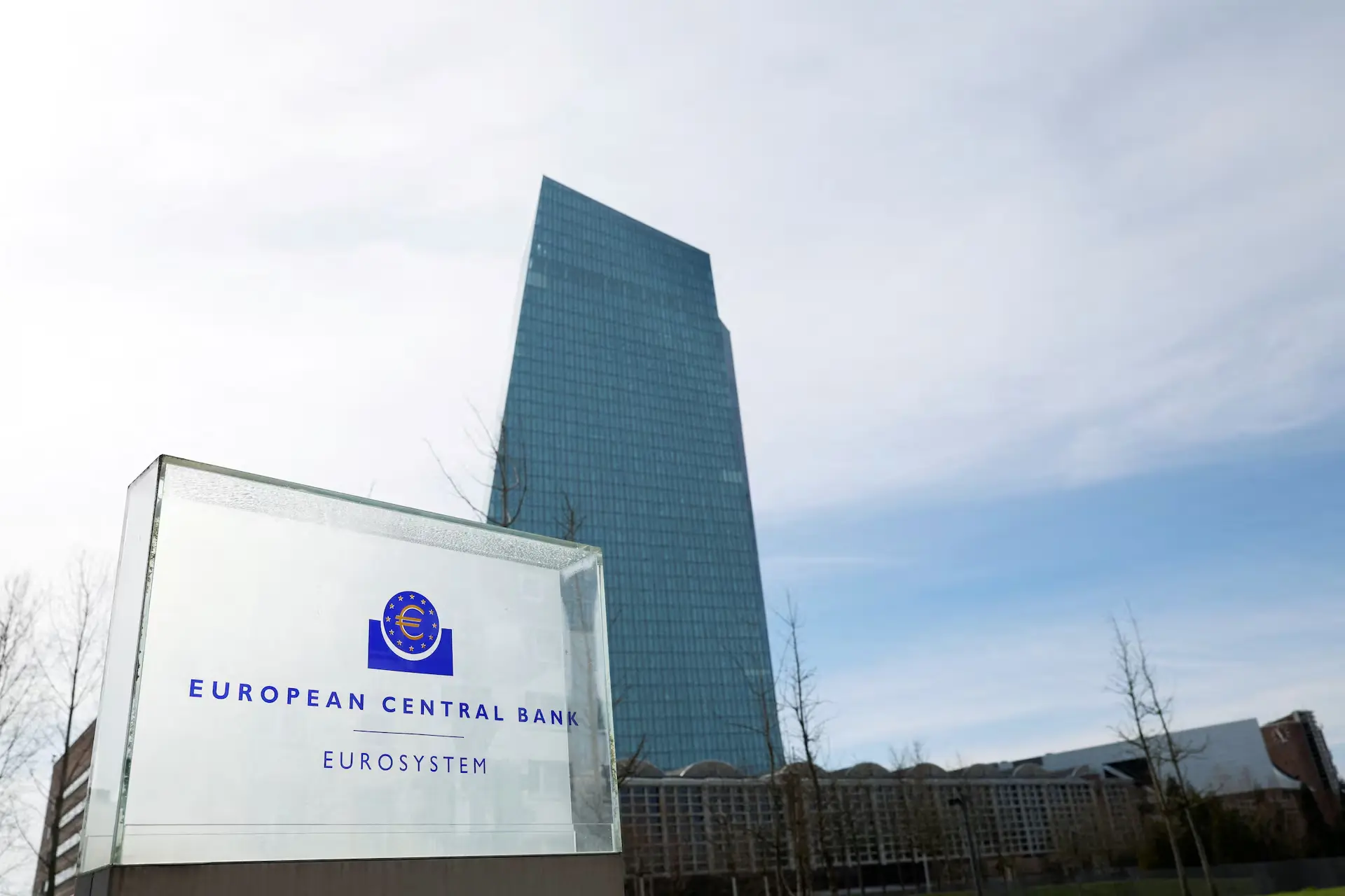 Το Eurogroup επιλέγει το Νο 2 της ΕΚΤ – Φαβορί ένας… παλιός γνώριμος της Ελλάδας, αλλά και της Κύπρου