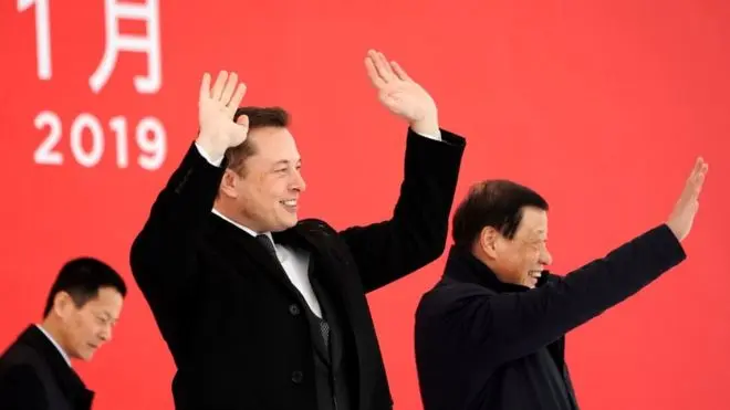 Εκτοξεύονται οι μετοχές της Tesla