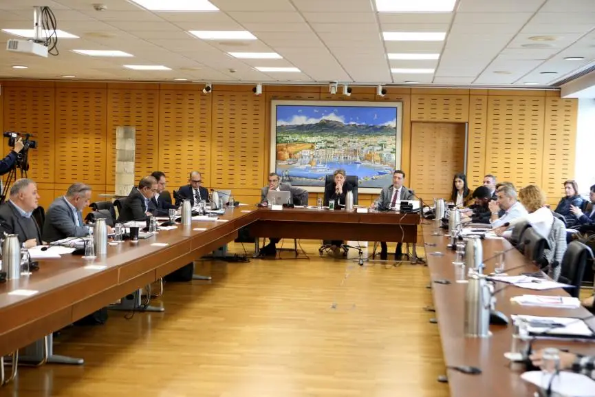 «Αντισυνταγματικότητα» και «τρίτη φορολογία» για το windfall tax στις τράπεζες
