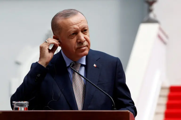 Γιατί ο Ερντογάν διαβάζει απαντήσεις και ομιλίες από autocue