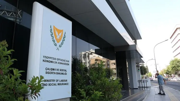 Υπ. Εργασίας: Επανεγγραφή για ανεργιακό επίδομα και διαδικτυακά