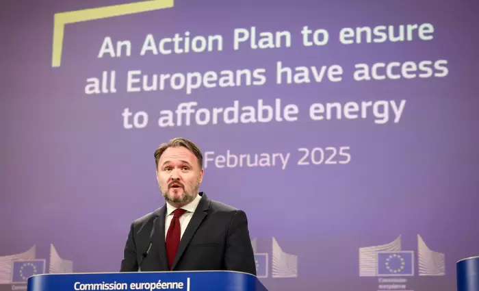 Βραχυπρόθεσμα μέτρα για μείωση του κόστους ηλεκτρισμού ανακοίνωσε η Κομισιόν