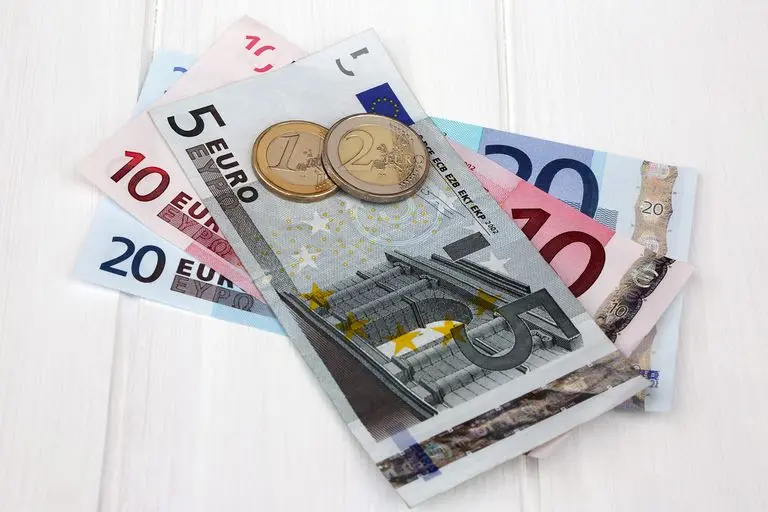 Υποχωρεί το ευρώ