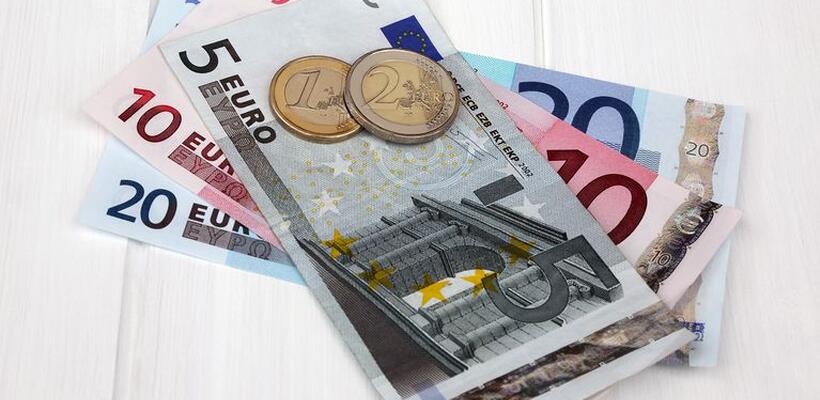 Υποχωρεί το ευρώ