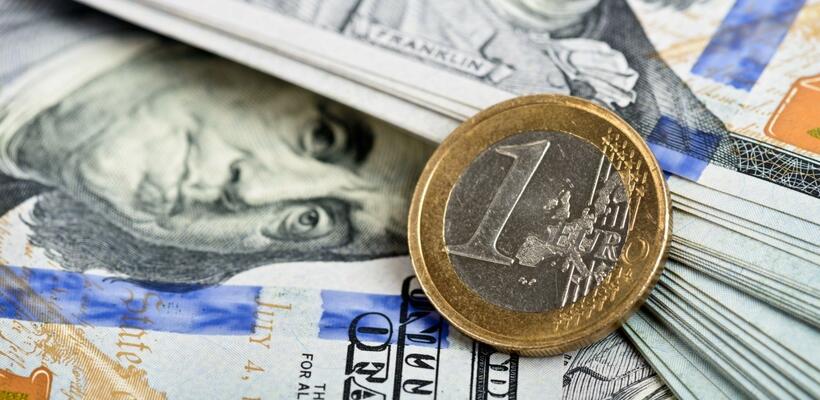Ευρώ: «Άμυνα» απέναντι στους δασμούς Τραμπ και εν μέσω προσδοκιών για εμπορικό deal