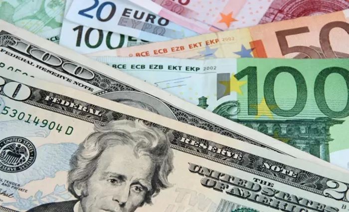 Το ευρώ υποχωρεί 0,30%, στα 1,1633 δολάρια