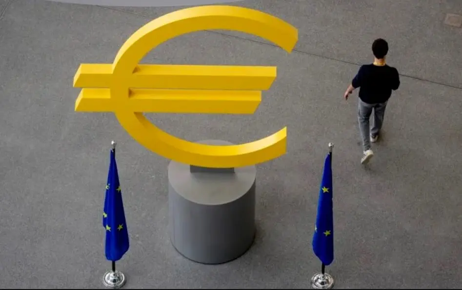 Bloomberg: Ένα αδύναμο ευρώ δεν θα λύσει τα προβλήματα της ΕΕ αυτή την φορά