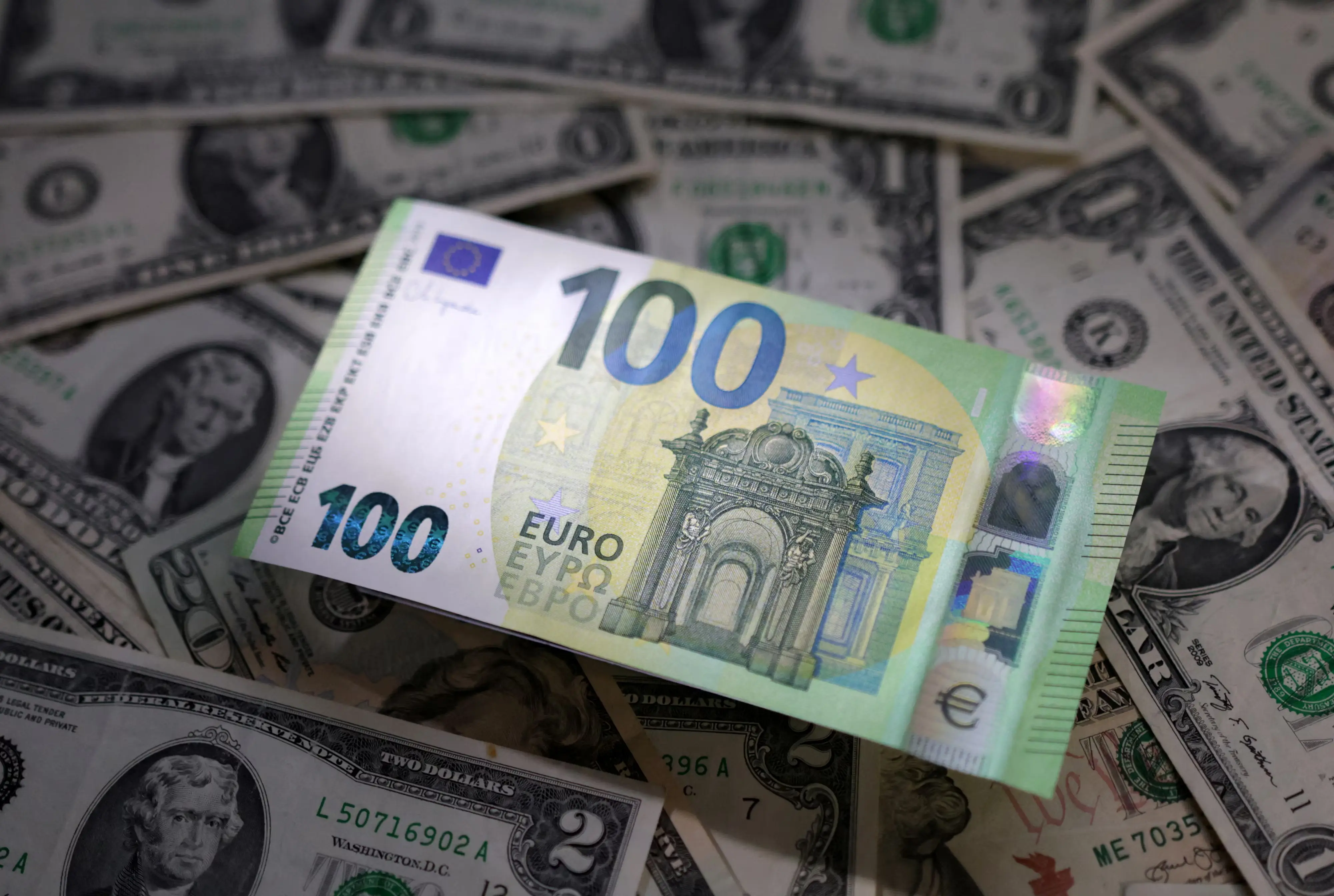 Mπορεί το ευρώ να αρπάξει τα σκήπτρα του δολαρίου; Οι αναλυτές απαντούν (πίνακες)