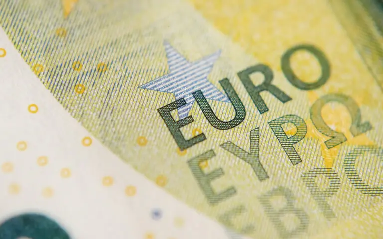 Ο Τραμπ ταρακουνά τα θεμέλια του δολαρίου - Η μεγάλη ευκαιρία για το ευρώ