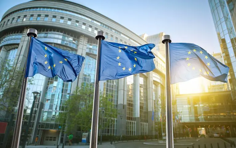 ΕΕ: Ανοιχτά όλα τα ενδεχόμενα για αντίμετρα στους δασμούς Trump
