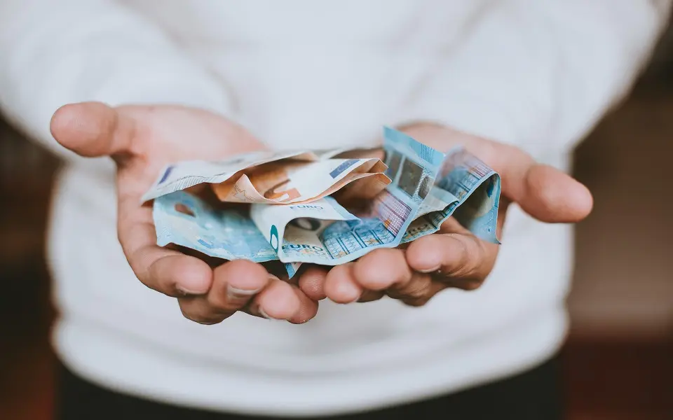 Μειώνουν την κατανάλωση και αυξάνουν τις αποταμιεύσεις τους τα νοικοκυριά