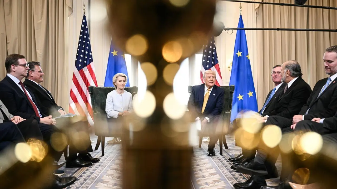 Ανάλυση Bloomberg: Τι αποφύγαμε με την εμπορική συμφωνία ΕΕ - ΗΠΑ