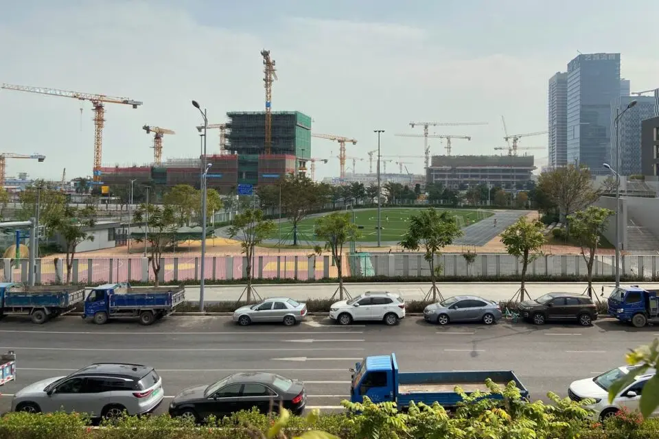 Evergrande: Κατρακυλά και δεν εγγυάται τις αποπληρωμές του χρέους της