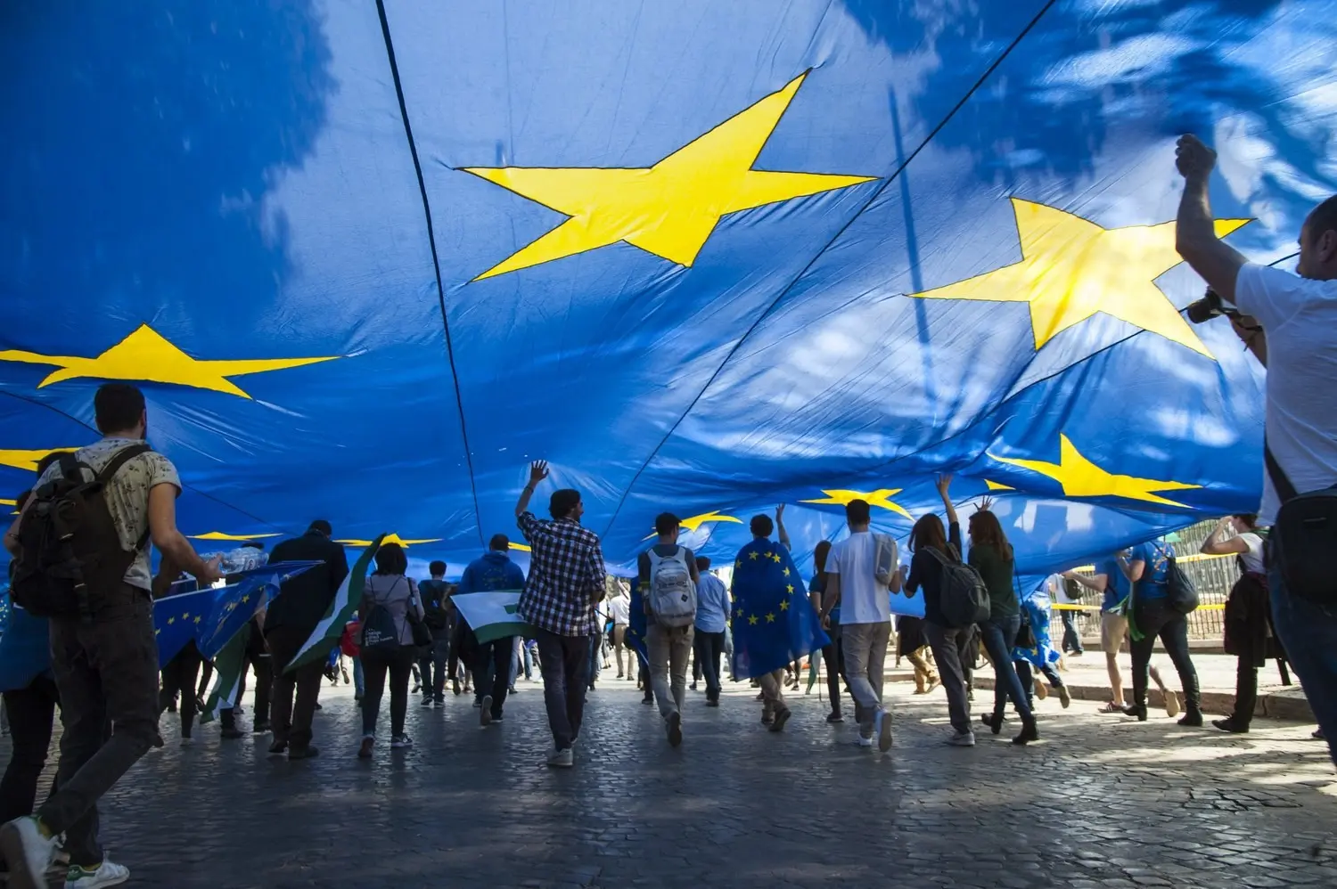 Guardian: Τα διακυβεύματα των ευρωεκλογών στις 6 μεγαλύτερες χώρες