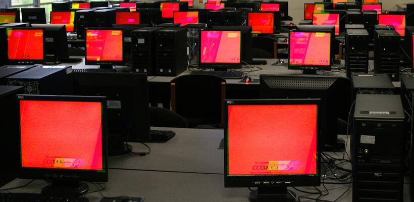 Η Κίνα «πετάει έξω» τους αμερικανικούς υπολογιστές