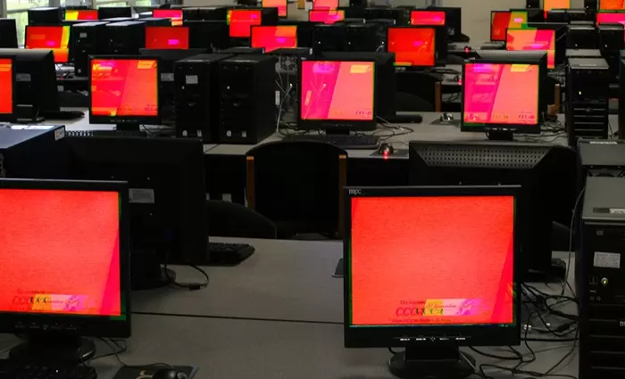 Η Κίνα «πετάει έξω» τους αμερικανικούς υπολογιστές