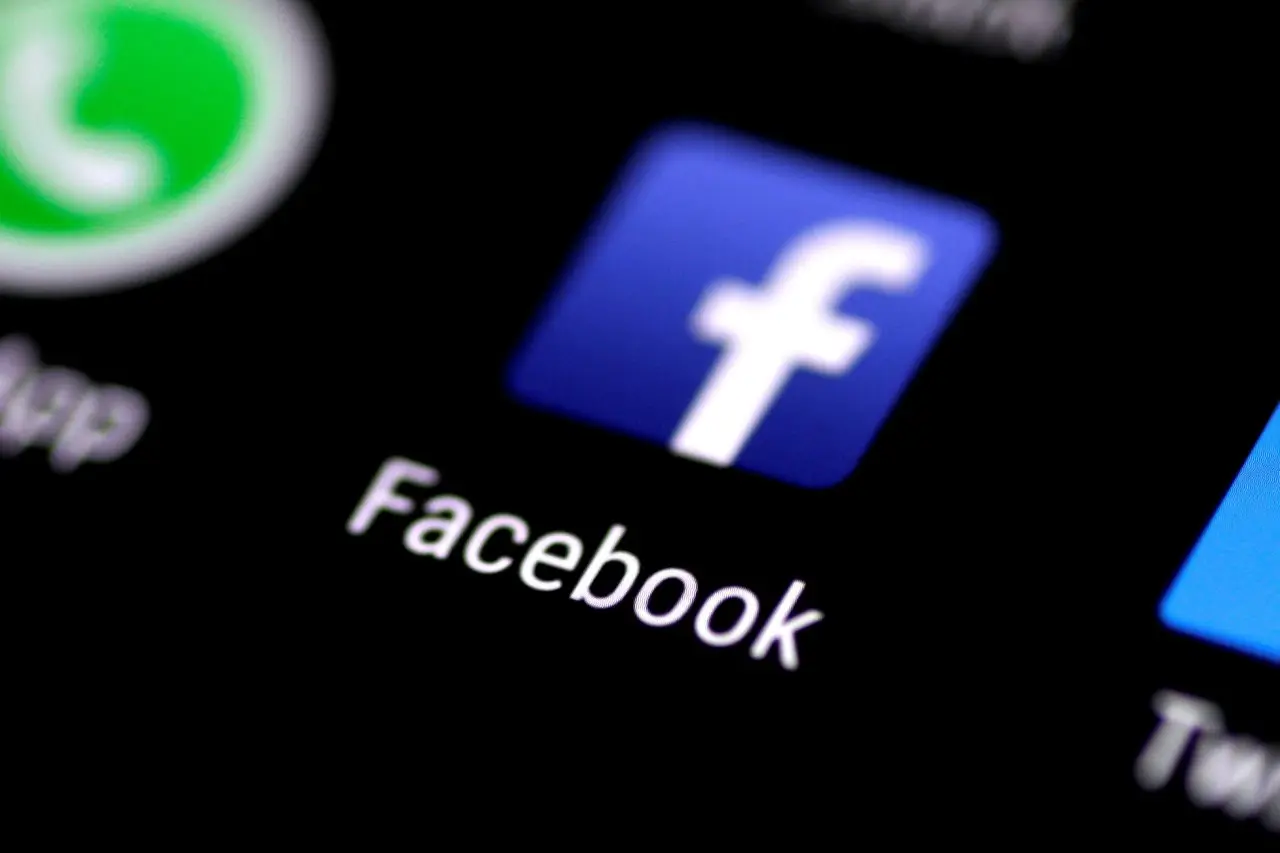 Το Facebook θέλει να μας πληρώνει για να ηχογραφεί τις συνομιλίες μας