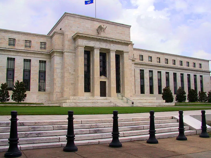 Fed: Ενισχύει την αμερικανική οικονομία διοχετεύοντας 2,3 τρισ. δολάρια