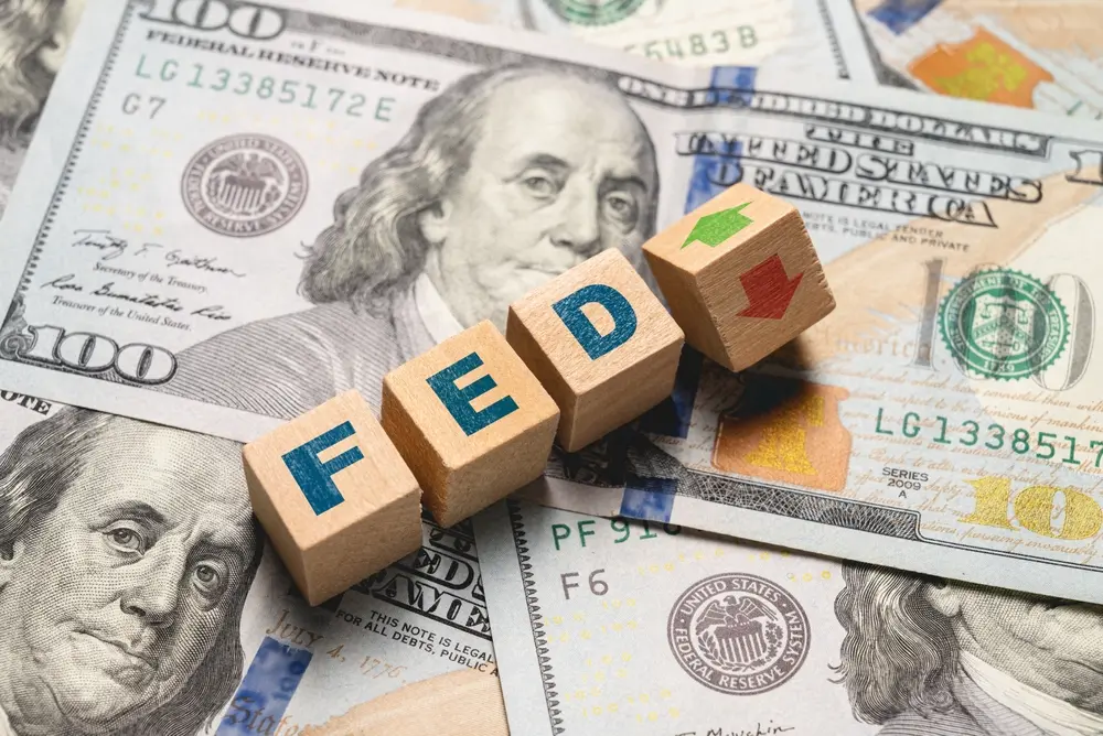 Η πολιτική Τραμπ πιέζει τη Fed – Πέντε μειώσεις «βλέπουν» οι traders