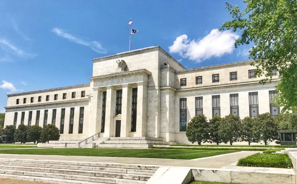Fed: Τρεις μετριοπαθείς περικοπές επιτοκίων μέσα στο 2024 προβλέπουν οι οικονομολόγοι