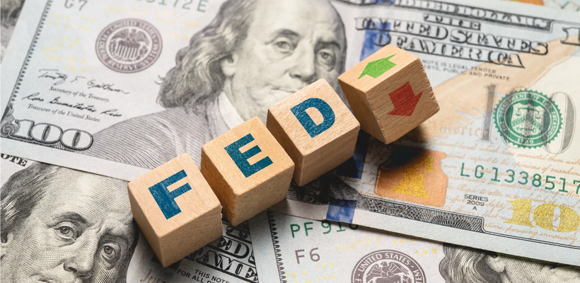 Fed: Ο Γκούλσμπι ζητά φρένο στις μειώσεις επιτοκίων – «Το 3% στον πληθωρισμό δεν είναι αρκετό»