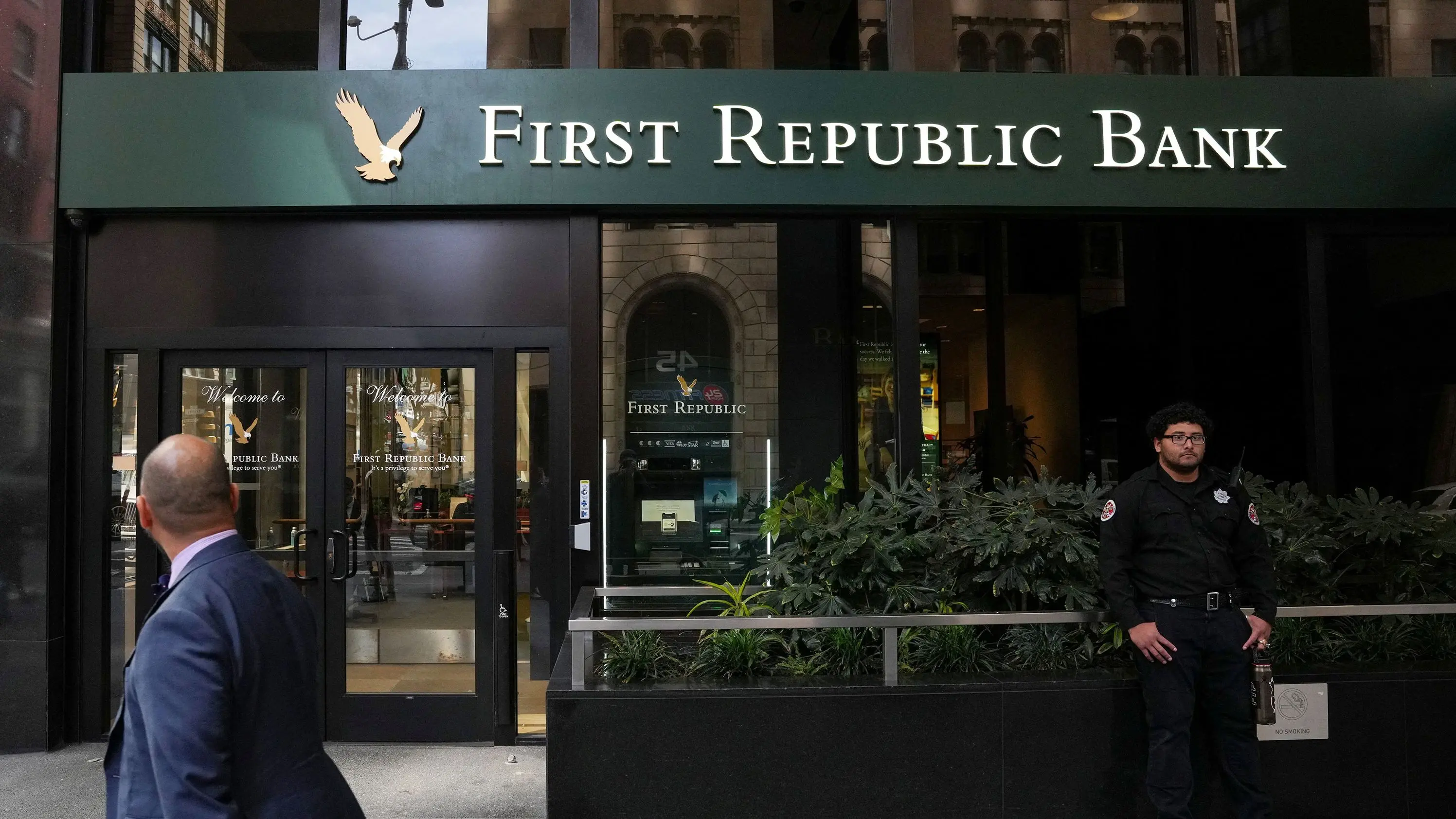 Αδειάζει η κλεψύδρα για τη σωτηρία της First Republic