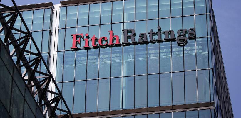 Fitch Ratings: Πώς η Ελλάδα μειώνει κατά 50 μονάδες το χρέος της