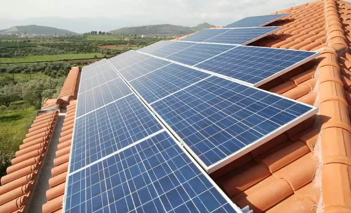 Επένδυσαν σε φωτοβολταϊκά, αλλά βλέπουν περικοπές - Πληρώνουν ξανά για τη λύση