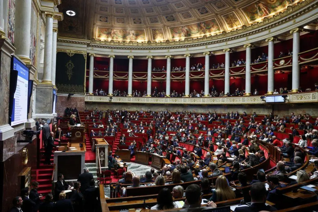 Γαλλία: Η Βουλή απορρίπτει μαζικά τον προϋπολογισμό του 2026