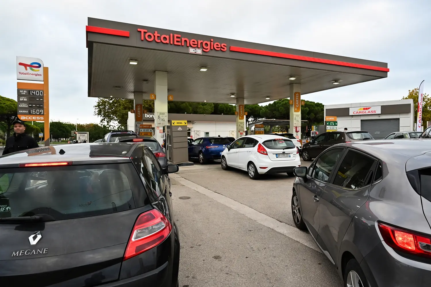 Γαλλία: «Στεγνώνουν» τα πρατήρια καυσίμων – Μαχαίρωμα στην ουρά για προτεραιότητα