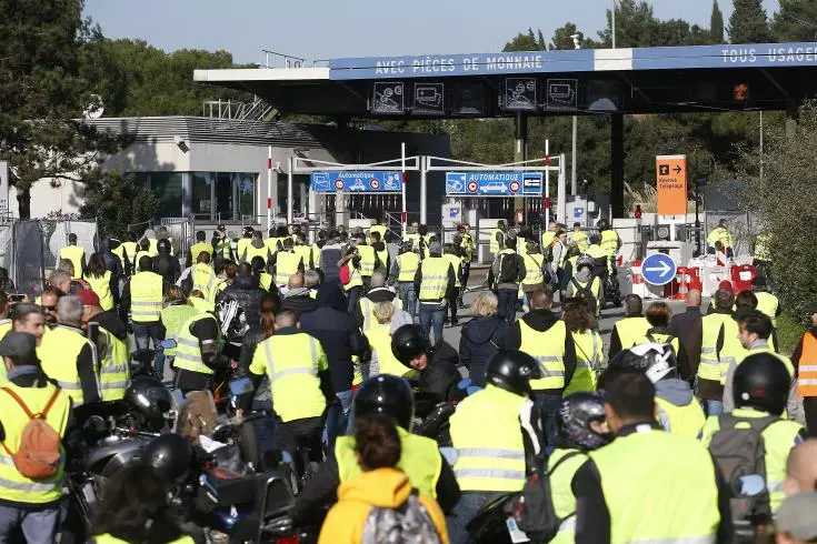 Κινητοποίηση 244.000 'κίτρινων γιλέκων' στη Γαλλία