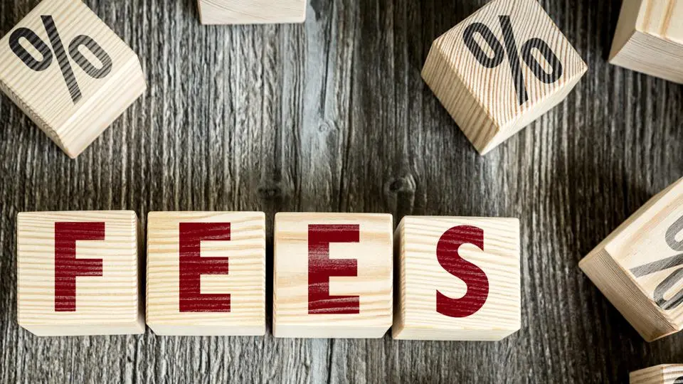 Φρένο στις αυξήσεις των τραπεζικών χρεώσεων θέλει να βάλει η Βουλή
