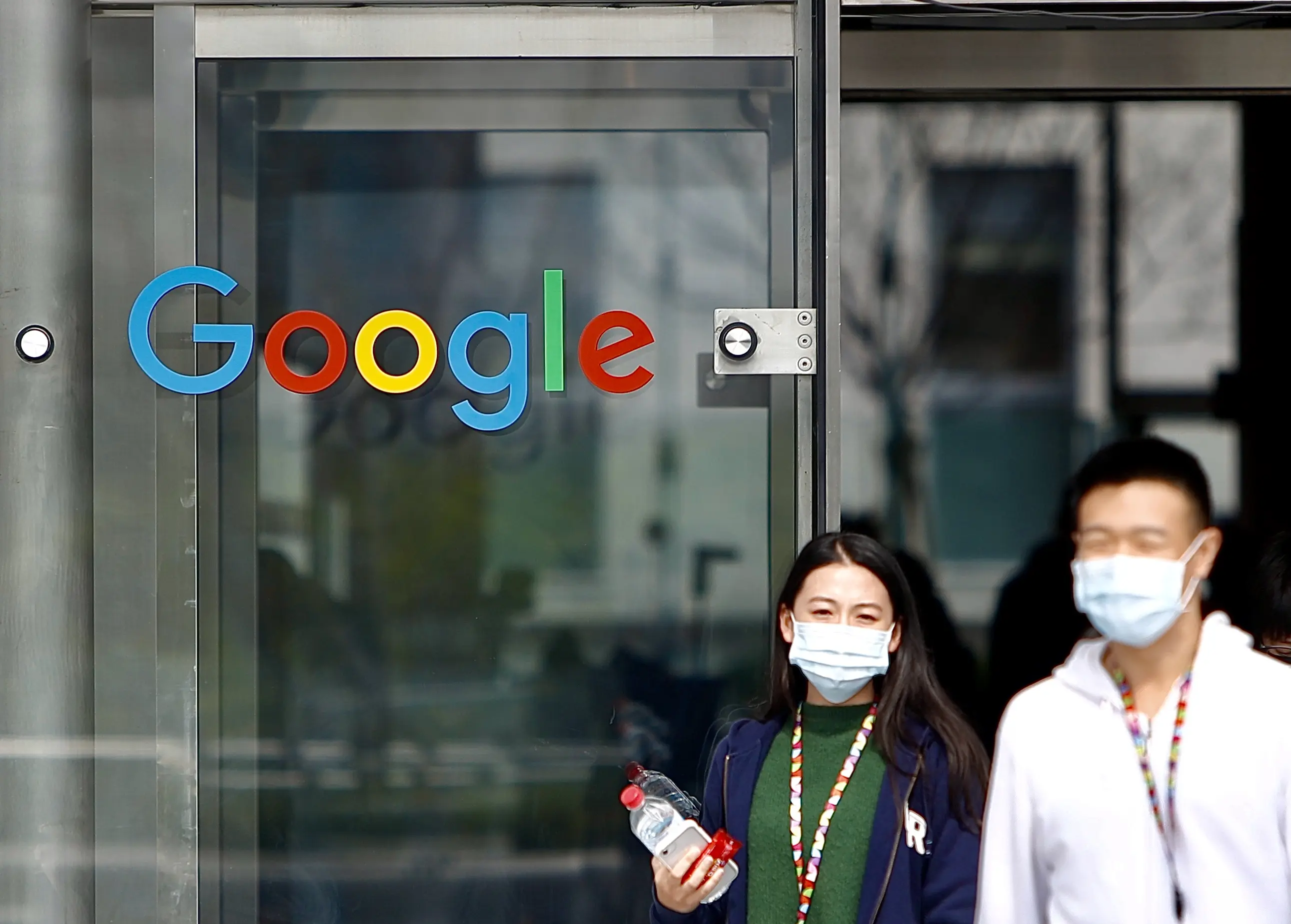 Η Google αποφάσισε άδειες άνευ αποδοχών σε ανεμβολίαστους υπαλλήλους