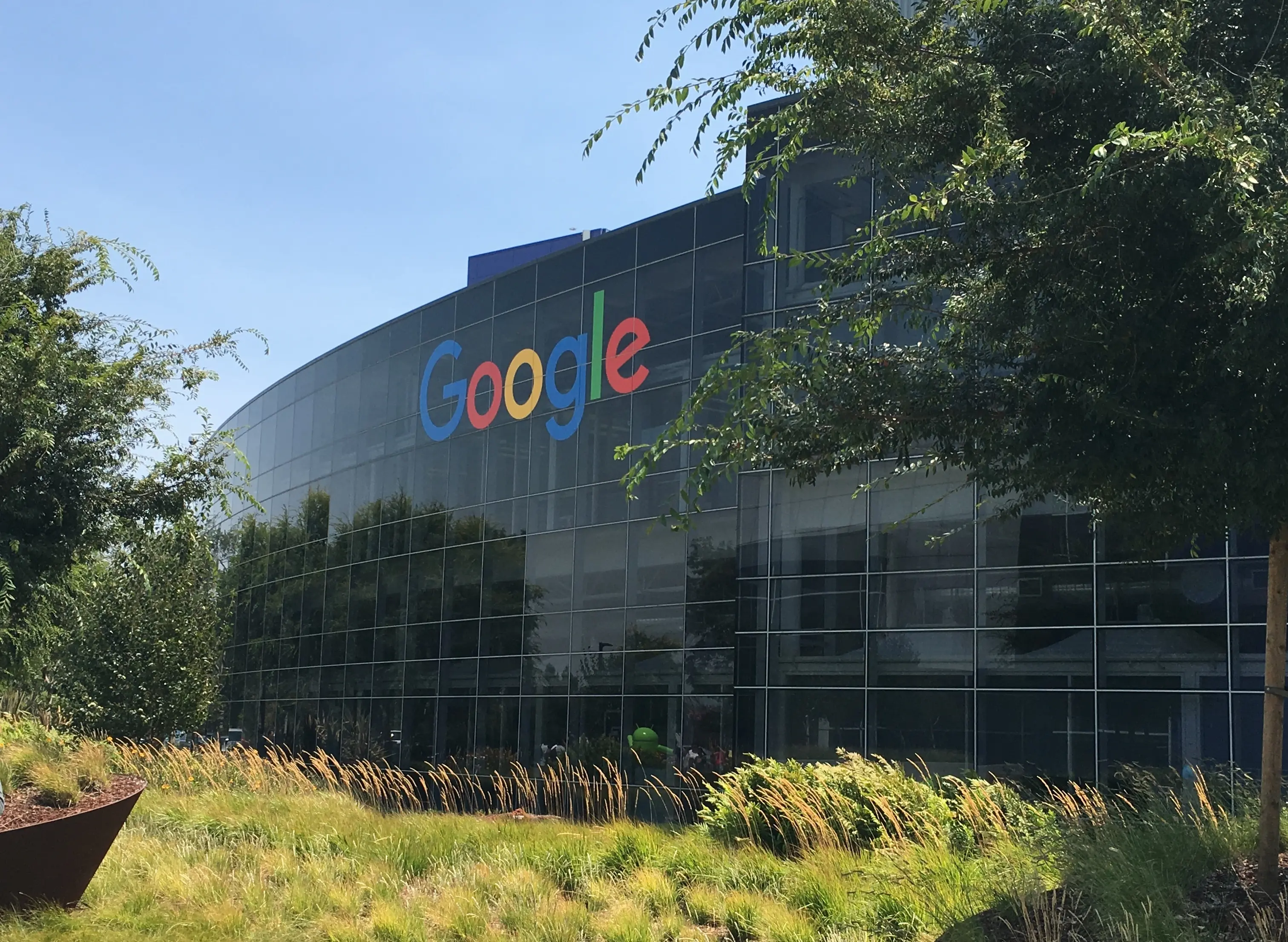 Google: Αντιμέτωπη με αγωγή από 32 ομίλους - Ζητούν 2,1 δισ. Ευρώ