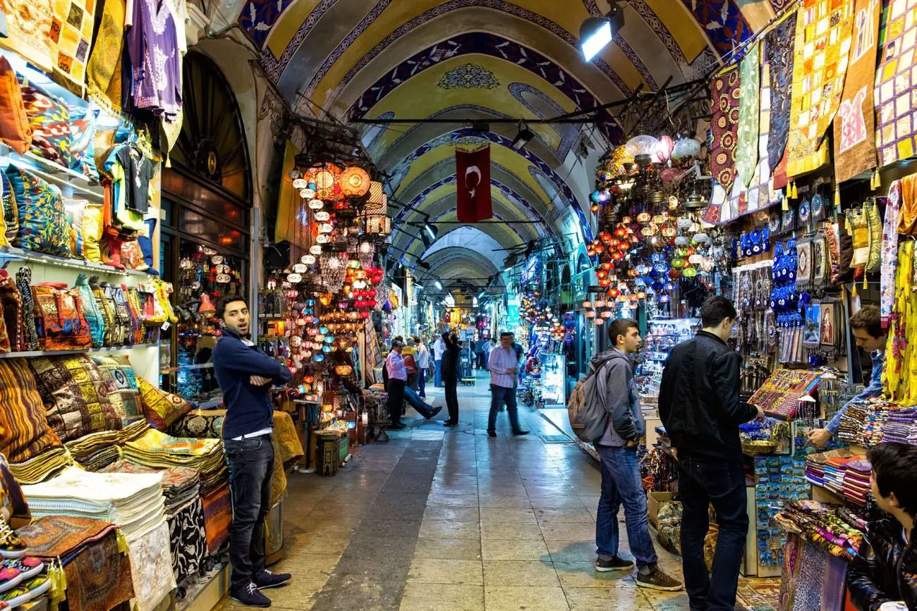 Το νόμισμα με την χειρότερη επίδοση στον κόσμο αυξάνει τον τουρκικό πληθωρισμό