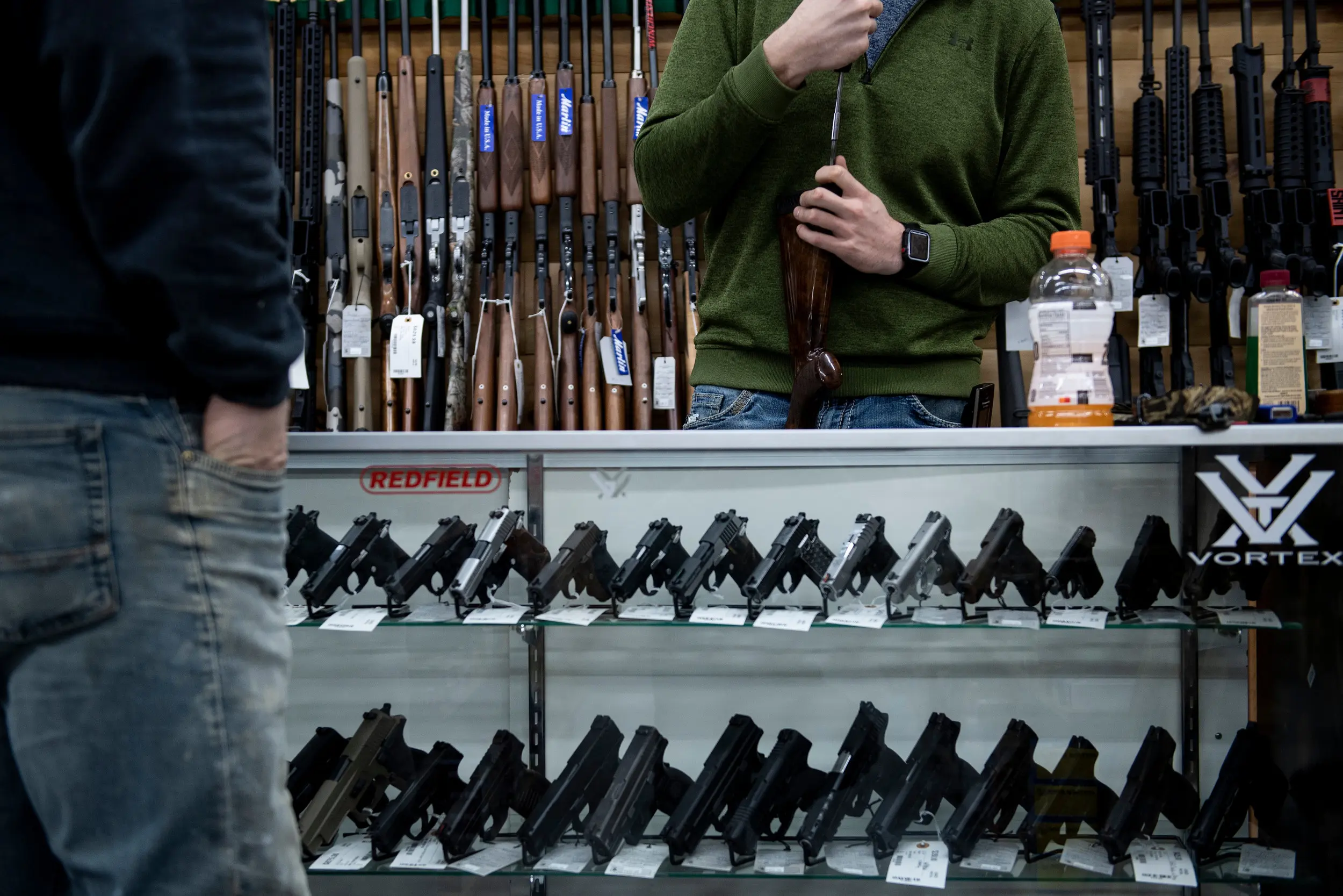 Γιατί οι Καναδοί κάνουν ουρές έξω από τα οπλοπωλεία