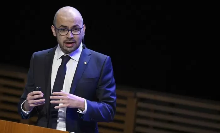 Καμπανάκι Χασάμπη για AI - Οι δύο κίνδυνοι, καλεί σε διεθνή συνεργασία