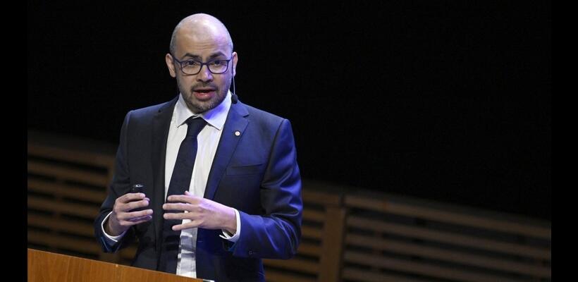 Καμπανάκι Χασάμπη για AI - Οι δύο κίνδυνοι, καλεί σε διεθνή συνεργασία