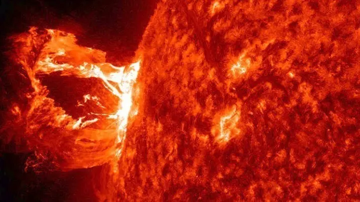 Ισχυρή ηλιακή καταιγίδα κατευθύνεται προς τη Γη