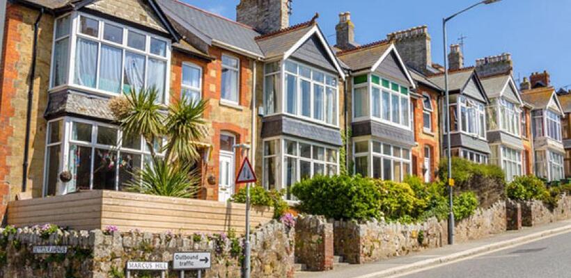 ΗΒ: Οι τράπεζες «παγώνουν» τις αγορές κατοικιών