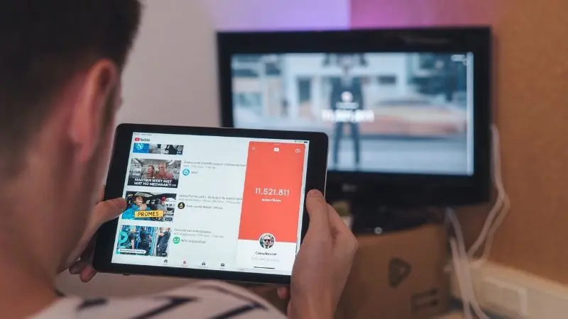 Εκατοντάδες προσλήψεις στο YouTube ενώ Facebook και Tesla κλείνουν την πόρτα