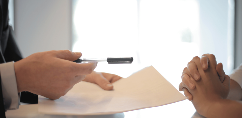 Έβαζαν καθαρίστριες και οδηγούς ως διευθυντές εταιρειών - Κινδυνεύουν με πρόστιμα