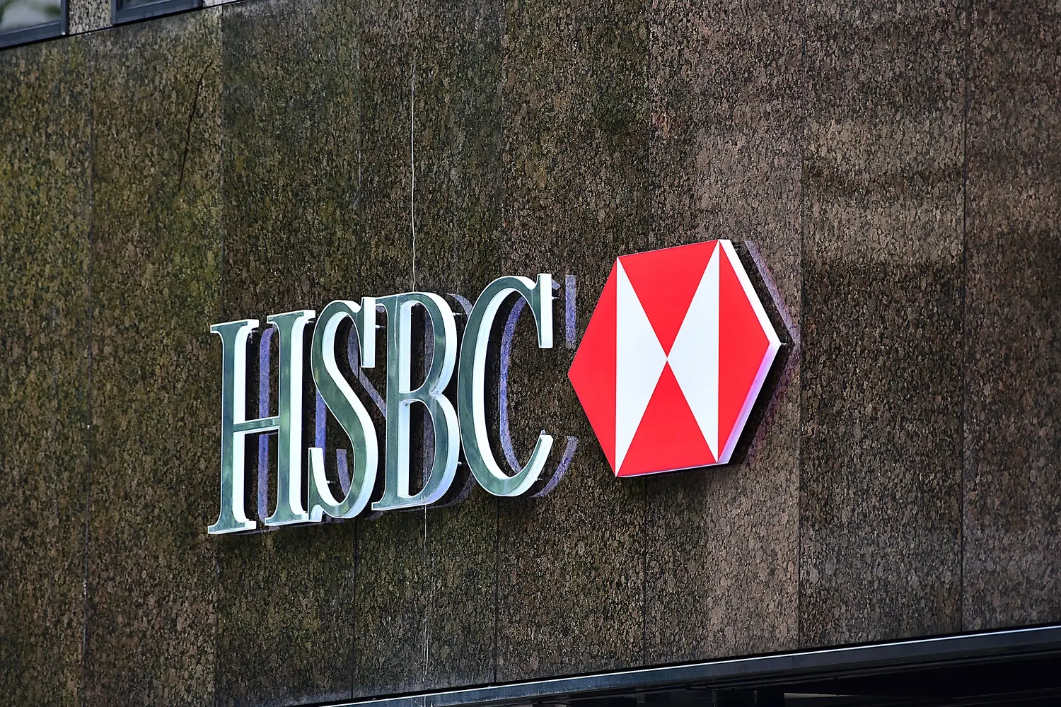 HSBC: Η αλήθεια για τα μη εξυπηρετούμενα δάνεια είναι άβολη