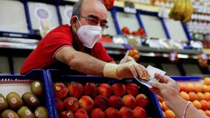 EKT: Αναζητά τη «χρυσή τομή» για την καταπολέμηση του πληθωρισμού