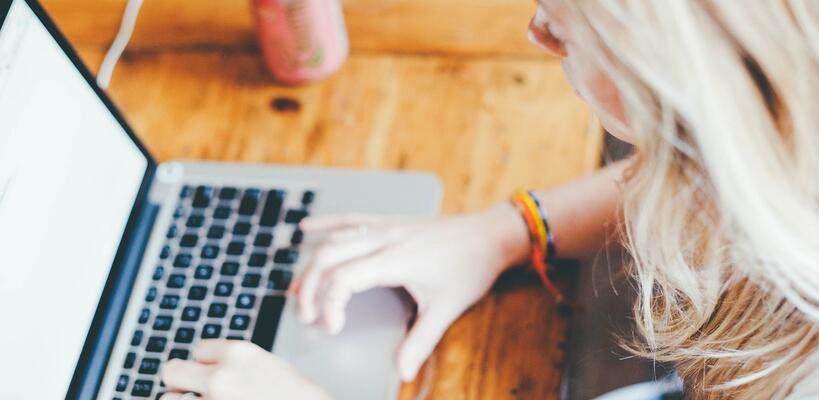 Έρευνα: Πόσα χρήματα μπορούν να «γλιτώσουν» όσοι εργάζονται υβριδικά