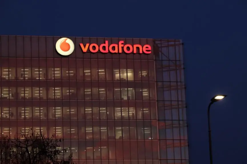 Vodafone: Δημοπρασία χρέους έως €2 δισ. με πωλήσεις ομολόγων σε ευρώ & στερλίνα