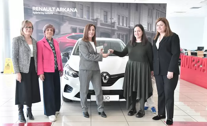 Παρέλαβε το Renault Clio η τυχερή νικήτρια Άντρη Παπαϊωάννου