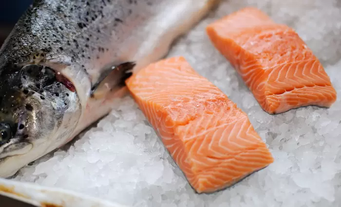 Ο σολομός πέφτει 