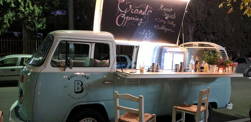 Ένα κινητό cocktail bar κυκλοφορεί στους κυπριακούς δρόμους