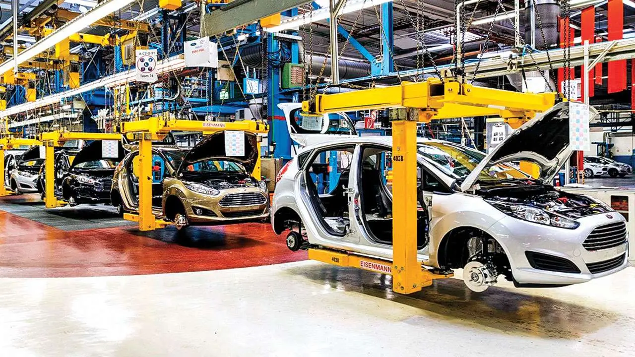 FT: Συρρικνώνεται η παγκόσμια αυτοκινητοβιομηχανία
